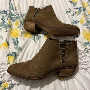 VINCE CAMUTO PANDORMIA ANKLE BOOTS SZ 9 1/2M